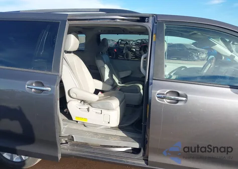 2014 Toyota Sienna Limited V6 7 Passenger z USA, uszkodzony, nr VIN 5TDYK3DC3ES497147